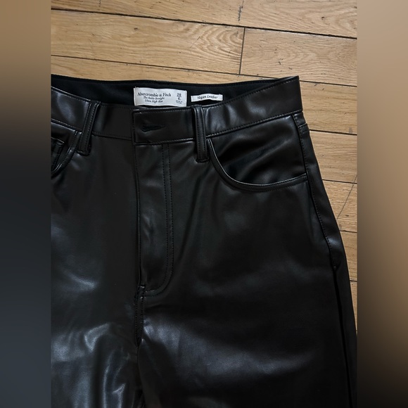 Abercrombie & Fitch Curve Love Vegan Leather 90s Straight Pant - Size 28 / 6L - Picture 7 of 7